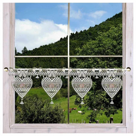 Spitzengardine Herz Annemarie mit Blumen am Fenster