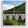 Spitzengardine Herz Annemarie mit Blumen am Fenster