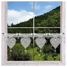 Spitzengardine Herz Annemarie mit Blumen am Fenster