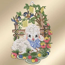 Bringen Sie Frühlingszauber in Ihr Zuhause mit dem Fensterbild "Schäfchen & Blaumeisen" aus echter vogtländischer Spitze! Liebevoll gestaltet: Ein weißes Lamm mit blauer Schleife, bunte Blumen, Holzzaun und zwei zauberhafte Blaumeisen.