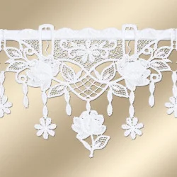 Spitzenkante Taja mit Blüten aus Plauener Stickerei Detailansicht