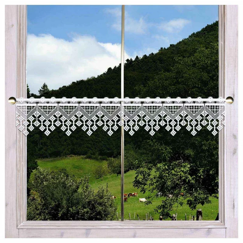 Moderne Feenhaus-Gardine Jara am Fenster dekoriert