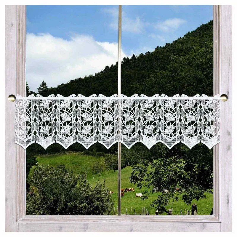 Feenhausgardine Galina am Fenster dekoriert