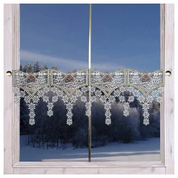 Feengardine Scheibenhänger Winterhaus Plauener Spitze am Fenster