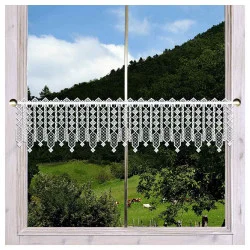 Feenhausgardine Mileya an der Scheibe dekoriert