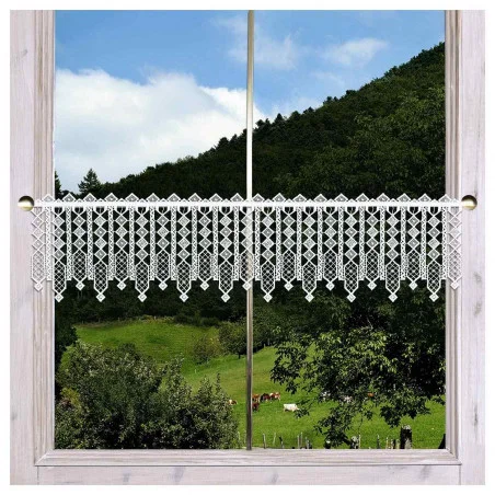 Feenhausgardine Mileya an der Scheibe dekoriert