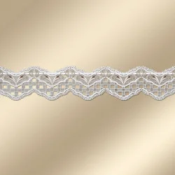 Kleinfenstergardine Lina vor goldenem Hintergrund