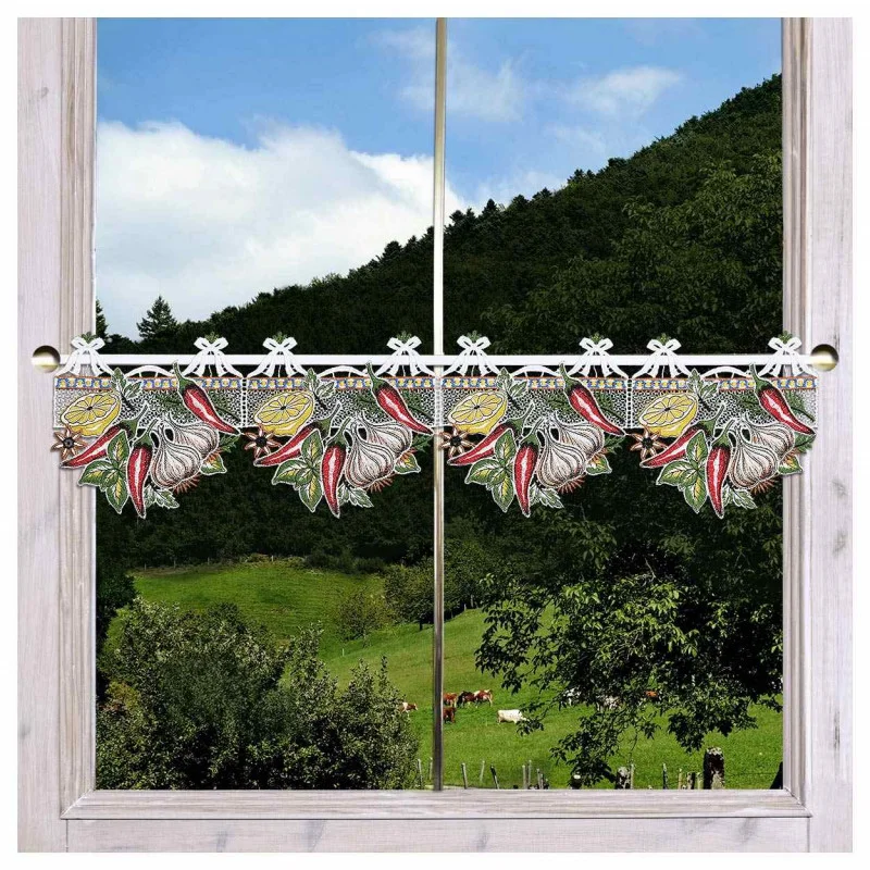 Spitzenkante Gemüsegarten Plauener Spitze dekoriert am Fenster