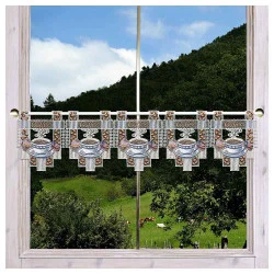 Spitzenkante Kaffeepause Plauener Spitze dekoriert am Fenster