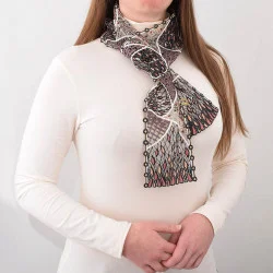 Stickerei-Schal Ribana kombiniert mit einem weißen Pullover