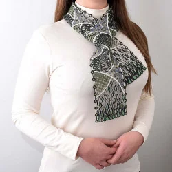 Stickerei-Schal Ribana kombiniert mit einem weißen Pullover