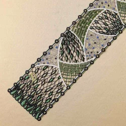 Gestickte Muster als Schal Ribana Details Plauener Spitze