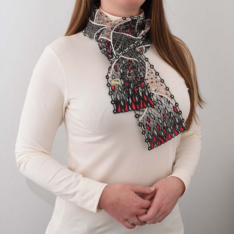 Stickerei-Schal Ribana kombiniert mit einem weißen Pullover