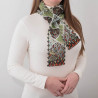Stickerei-Schal Ribana kombiniert mit einem weißen Pullover