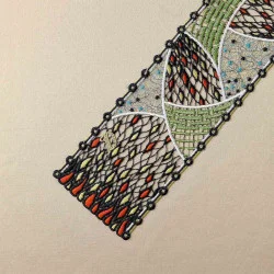 Gestickte Muster als Schal Ribana Details Plauener Spitze