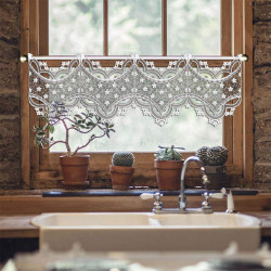 Kleinfenstergardine Blumenteppich als Küchendeko im Landhausstil