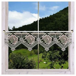 Spitzenkante Aurora Plauener Spitze dekoriert am Fenster