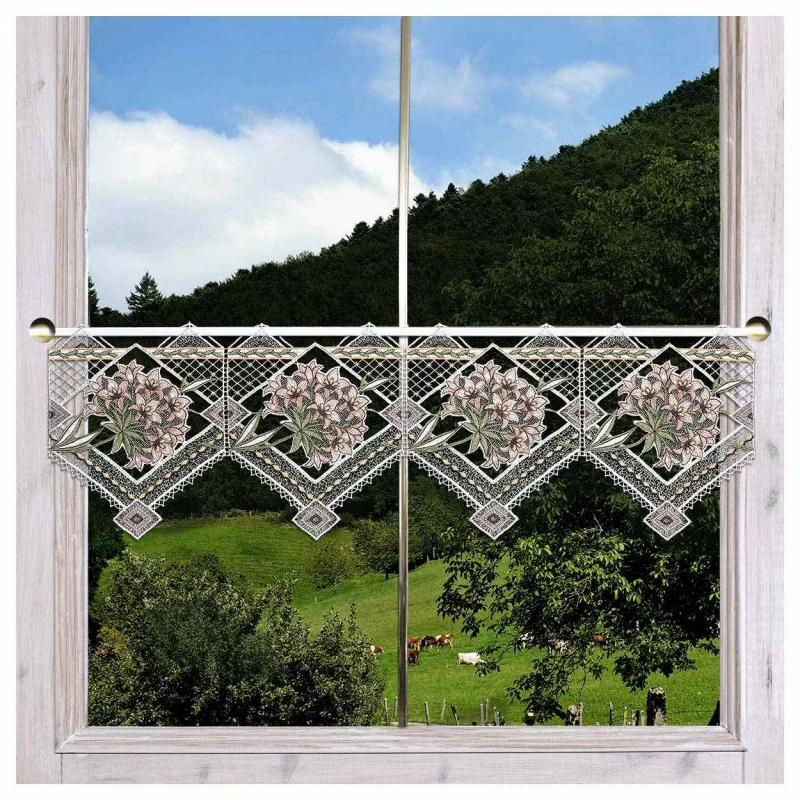 Spitzenkante Aurora Plauener Spitze dekoriert am Fenster