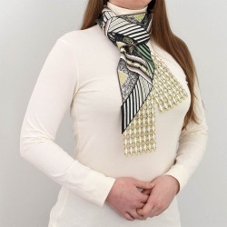 Stickerei-Schal Zaltana kombiniert mit einem weißen Pullover