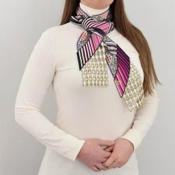 Stickerei-Schal Zaltana kombiniert mit einem weißen Pullover