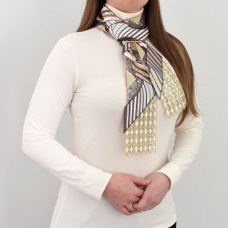 Stickerei-Schal Zaltana kombiniert mit einem weißen Pullover