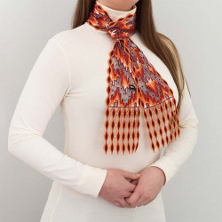 Stickerei-Schal Atsila kombiniert mit einem weißen Pullover