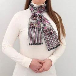 Stickerei-Schal Pakuna kombiniert mit einem weißen Pullover