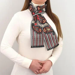 Stickerei-Schal Pakuna kombiniert mit einem weißen Pullover