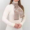 Stickerei-Schal Pakuna kombiniert mit einem weißen Pullover