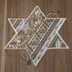 Tischdecke Sternentraum Plauener Spitze Weihnachts-Deckchen beige 26  cm Durchmesser  auf einen braunen Holztisch