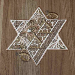 Tischdecke Sternentraum Plauener Spitze Weihnachts-Deckchen beige 19  cm Durchmesser  auf einen braunen Holztisch