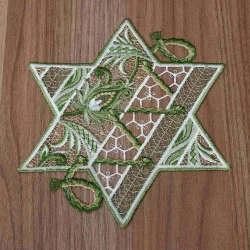 Tischdecke Sternentraum Plauener Spitze Weihnachts-Deckchen grün 19  cm Durchmesser  auf einen braunen Holztisch