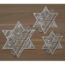 Tischdecke Sternentraum Plauener Spitze Weihnachts-Deckchen grau alle 3 Größen auf einen braunen Holztisch