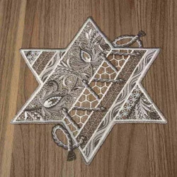 Tischdecke Sternentraum Plauener Spitze Weihnachts-Deckchen grau 26  cm Durchmesser  auf einen braunen Holztisch