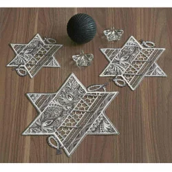 Tischdecken Sternentraum Plauener Spitze Weihnachts-Deckchen grau alle 3 Größen auf einen braunen Holztisch