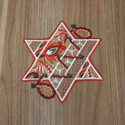 Tischdecke Sternentraum Plauener Spitze Weihnachts-Deckchen rot 16  cm Durchmesser  auf einen braunen Holztisch