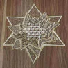 Tischdecke Sternenzauebr Plauener Spitze Weihnachts-Deckchen beige 25  cm Durchmesser  auf einen braunen Holztisch