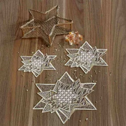 Tischdecken Sternenzauber Plauener Spitze Weihnachts-Deckchen beige alle 3 Größen auf einen braunen Holztisch