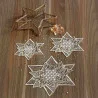 Tischdecken Sternenzauber Plauener Spitze Weihnachts-Deckchen beige alle 3 Größen auf einen braunen Holztisch