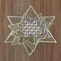 Tischdecke Sternenzauber Plauener Spitze Weihnachts-Deckchen beige 19  cm Durchmesser  auf einen braunen Holztisch