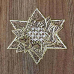 Tischdecke Sternenzauber Plauener Spitze Weihnachts-Deckchen beige 16  cm Durchmesser  auf einen braunen Holztisch