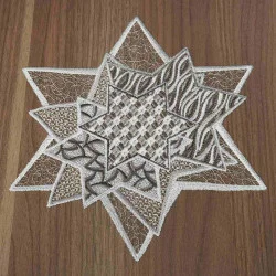 Tischdecke Sternenzauber Plauener Spitze Weihnachts-Deckchen grau 25  cm Durchmesser auf einen braunen Holztisch