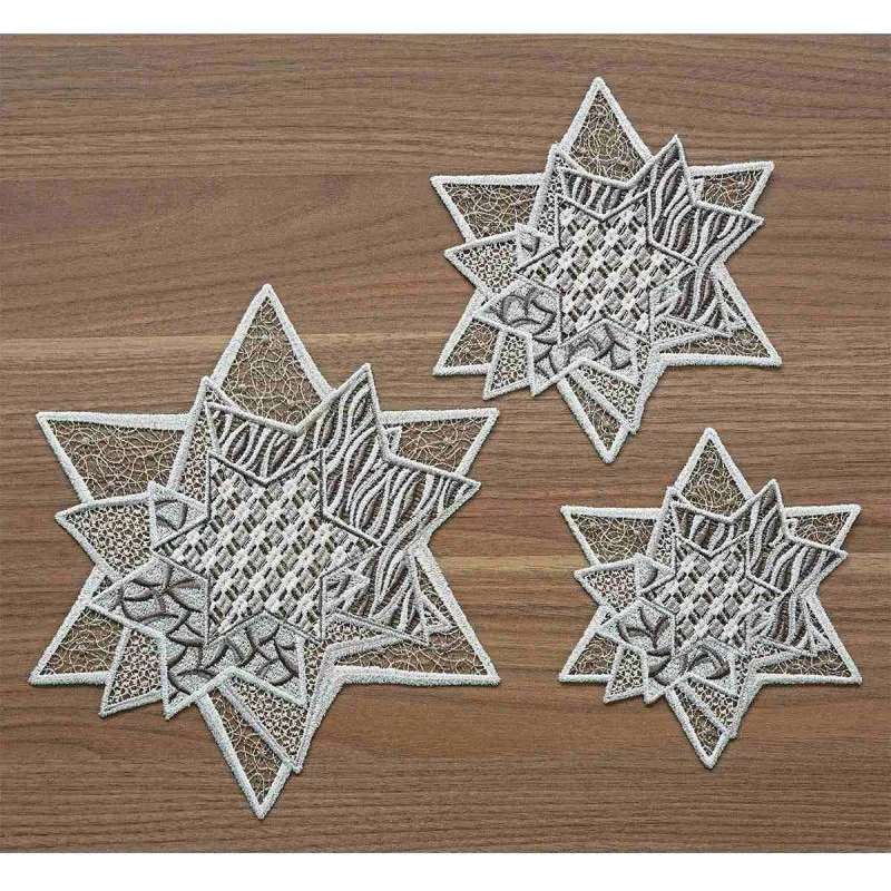 Tischdecke Sternenzauber Plauener Spitze Weihnachts-Deckchen grau alle 3 Größen auf einen braunen Holztisch