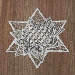 Tischdecke Sternenzauber Plauener Spitze Weihnachts-Deckchen grau 19  cm Durchmesser auf einen braunen Holztisch