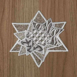 Tischdecke Sternenzauber Plauener Spitze Weihnachts-Deckchen grau 16  cm Durchmesser auf einen braunen Holztisch