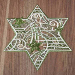 Tischdecke Sternenschweif Plauener Spitze Weihnachts-Deckchen grün 25  cm Durchmesser auf einen braunen Holztisch