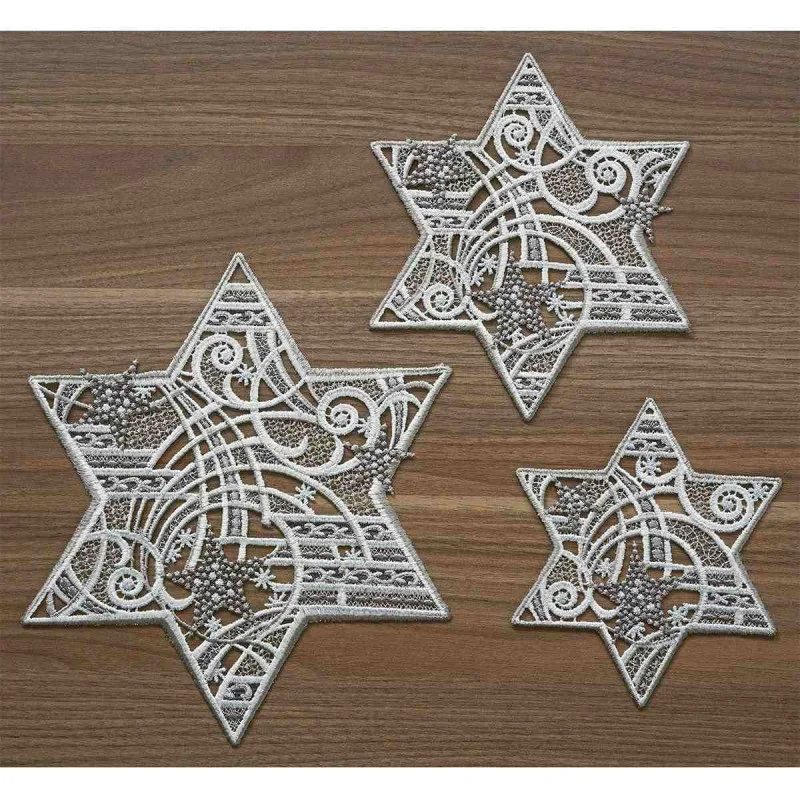 Tischdecke Sternenschweif Plauener Spitze Weihnachts-Deckchen grau alle 3 Größen auf einen braunen Holztisch