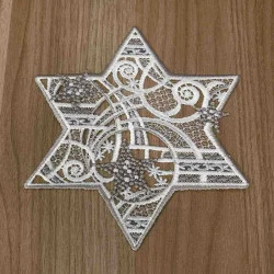 Tischdecke Sternenschweif Plauener Spitze Weihnachts-Deckchen grau 19  cm Durchmesser auf einen braunen Holztisch