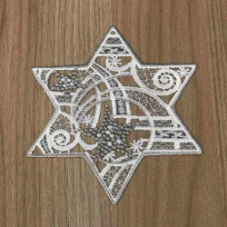 Tischdecke Sternenschweif Plauener Spitze Weihnachts-Deckchen grau 16  cm Durchmesser auf einen braunen Holztisch