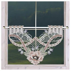 Klassische Schiebepaneele Anoki Dekobeispiel an einem hellen Fenster mit Ausblick auf dunkle grüne Hügel